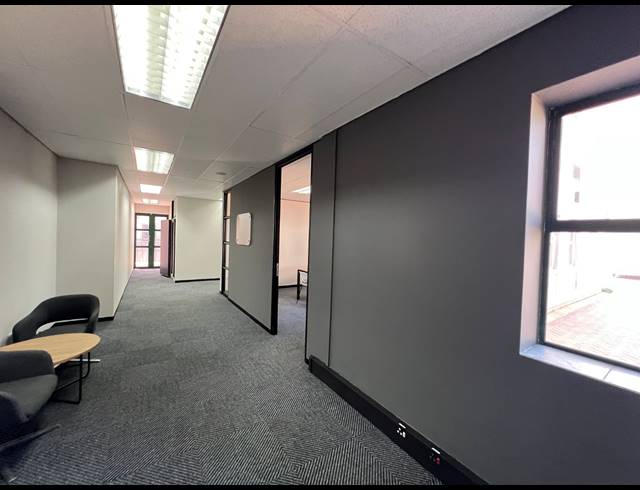 215M² OFFICE TO LET IN HYDE PARK